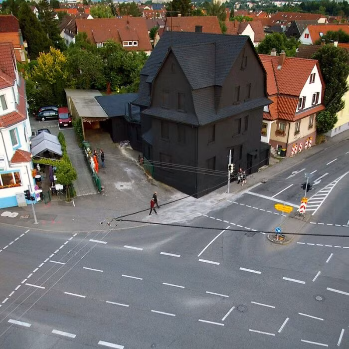 Một ngôi nhà toàn màu đen "nổi bật" trong khu phố.