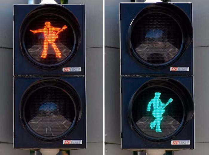 Tín hiệu đèn giao thông sang đường ở Friedberg, Đức.
