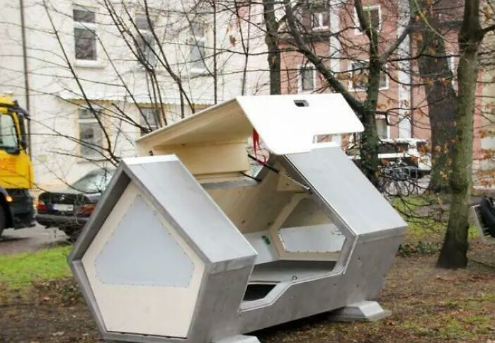 Một số thành phố của Đức đã lắp đặt buồng ngủ cho người vô gia cư. Những buồng ngủ này làm bằng vật liệu cách nhiệt.