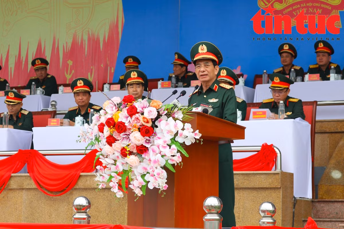 Đại tướng Phan Văn Giang kiểm tra hợp luyện diễu binh, diễu hành - Hình 2 Dai tuong Phan Van Giang kiem tra hop luyen dieu binh, dieu hanh-Hinh-2