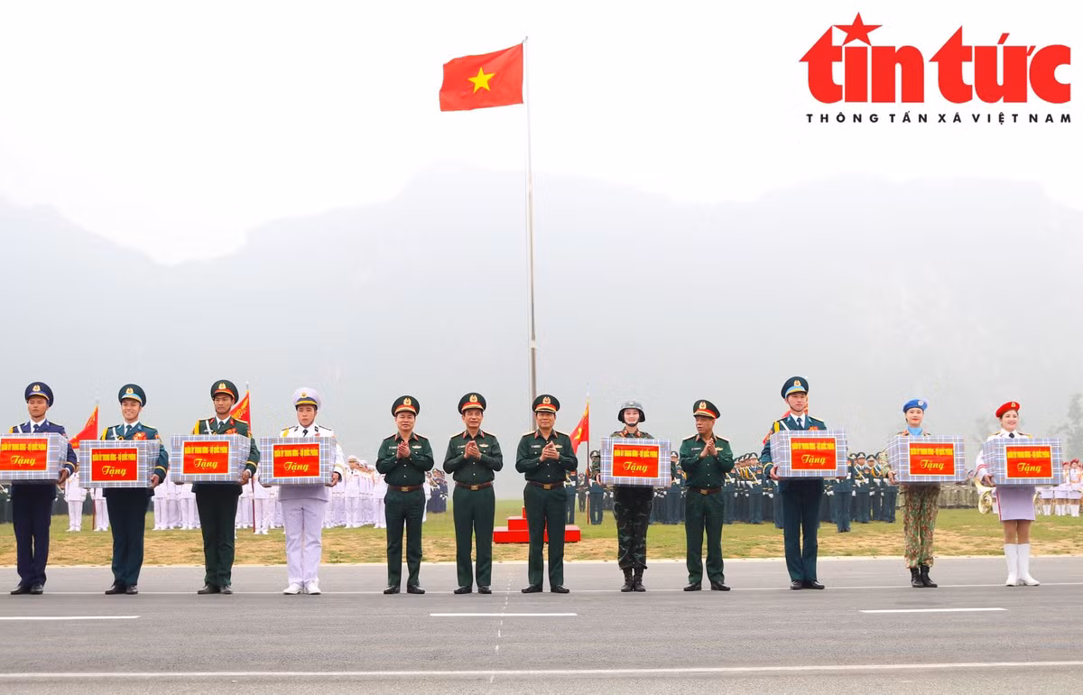 Đại tướng Phan Văn Giang kiểm tra hợp luyện diễu binh, diễu hành - Hình 3 Dai tuong Phan Van Giang kiem tra hop luyen dieu binh, dieu hanh-Hinh-3