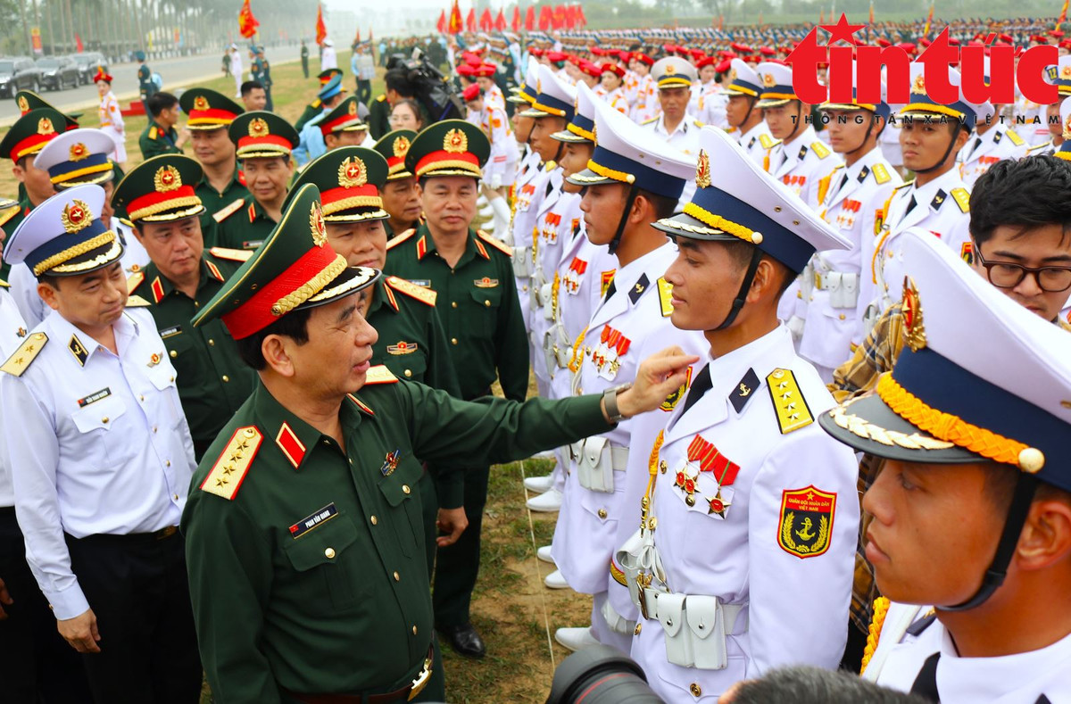 Dai tuong Phan Van Giang kiem tra hop luyen dieu binh, dieu hanh