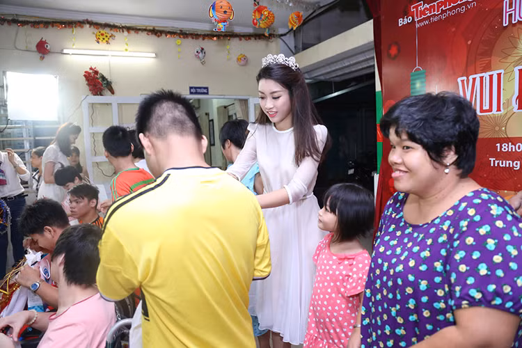 Không chỉ tới tạo niềm vui cho các bé khuyết tật, các người đẹp còn dành tặng cho trung tâm những chiếc bánh trung thu, những chiếc lồng đèn ông sao.