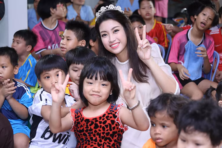 Các em thiếu nhi của trung tâm vây kín Hoa hậu Việt Nam 2016.