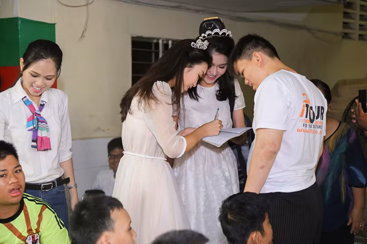 Ngay khi bước vào cổng, Mỹ Linh và Thùy Dung đã được các em thiếu nhi tại trung tâm chào đón rất nồng nhiệt.