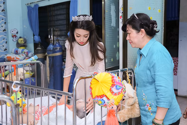 Tại đây, hai cô gái không thể kìm nén cảm xúc trước những số phận không may.