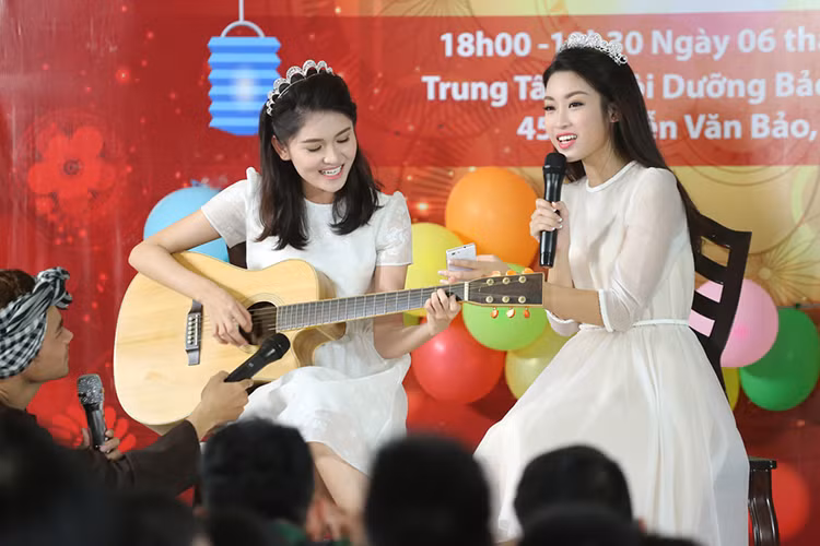 Mỹ Linh còn cùng Thùy Dung dành tặng cho các bé tiết mục biểu diễn “Chiếc đèn ông sao”.