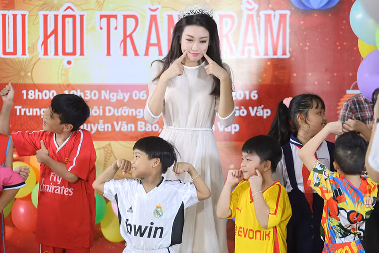 Chia sẻ cảm xúc khi đến với các bé thiếu nhi tại trung tâm, Đỗ Mỹ Linh cảm thấy hạnh phúc bởi đã góp phần mang đến những niềm vui cho các bé.