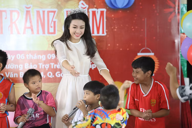 Hai cô gái nhanh chóng tham gia các hoạt động vui chơi của ngày hội trăng rằm của các bé thiếu nhi tại trung tâm.