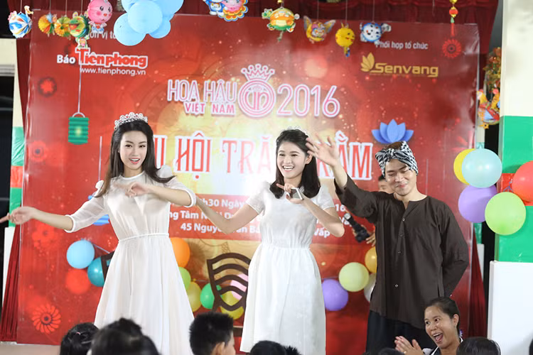 Cả Mỹ Linh và Thùy Dung đều phải kìm nén cảm xúc để có thể hát trọn vẹn ca khúc và vui cười cùng các bé.