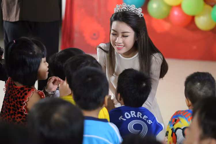 Người đẹp sinh năm 1996 luôn nở nụ cười rạng rỡ trên môi bên các em nhỏ.