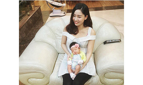 A hau Ngo Tra My khoe con gai tron mot thang tuoi