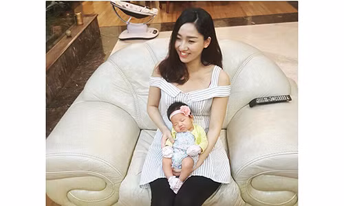 A hau Ngo Tra My khoe con gai tron mot thang tuoi