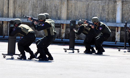 Nhận tin báo khẩn cấp, lãnh đạo Công ty TNHH lọc hóa dầu Dung Quất triển khai công tác phòng chống khủng bố tại nhà máy; đồng thời báo tin đến cơ quan chức năng cấp tốc triển khai phương án hỗ trợ chống khủng bố tại công trình nhà máy lọc dầu Dung Quất. Nhận tin báo từ Công an Quảng Ngãi, Cục Phòng chống khủng bố (Bộ Công an) huy động hàng trăm cảnh sát cùng nhiều xe chuyên dụng phong tỏa khu vực nhà máy lọc dầu. 