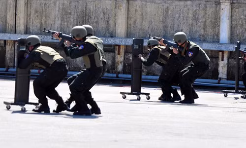 Nhận tin báo khẩn cấp, lãnh đạo Công ty TNHH lọc hóa dầu Dung Quất triển khai công tác phòng chống khủng bố tại nhà máy; đồng thời báo tin đến cơ quan chức năng cấp tốc triển khai phương án hỗ trợ chống khủng bố tại công trình nhà máy lọc dầu Dung Quất. Nhận tin báo từ Công an Quảng Ngãi, Cục Phòng chống khủng bố (Bộ Công an) huy động hàng trăm cảnh sát cùng nhiều xe chuyên dụng phong tỏa khu vực nhà máy lọc dầu. 