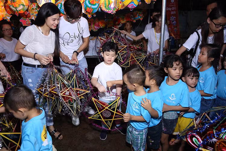 Dù bận rộn với công việc nhưng vợ chồng Tim - Trương Quỳnh Anh vẫn cố gắng dành thời gian cùng con trai Sushi đón Tết trung thu. 