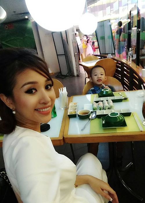 Con trai MC Thanh Vân Hugo cũng háo hức đón trung thu sớm bên mẹ.