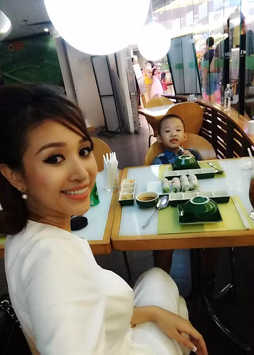 Con trai MC Thanh Vân Hugo cũng háo hức đón trung thu sớm bên mẹ.