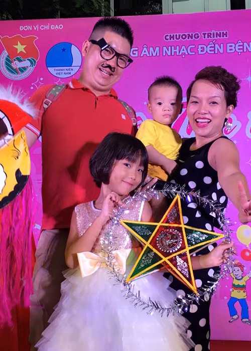 Hai nhóc tì nhà Thái Thùy Linh còn đến tham gia chương trình “Trung thu hồng 2016” cho các bệnh nhi của Viện nhi trung ương. 