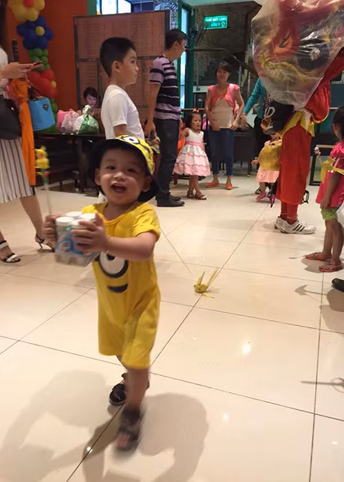 Trong trang phục chú minions đáng yêu, bé Noah liên tục đùa nghịch khiến mọi người có mặt đều thích thú. 