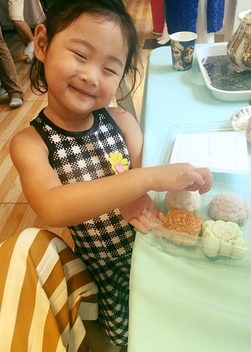 Tham gia lớp học tự làm bánh trung thu, cô con gái đầu lòng của Hoa hậu Hương Giang ban đầu tỏ ra nhút nhát nhưng sau đó lại rất vui vẻ vừa ăn vừa làm. 