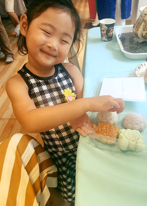 Tham gia lớp học tự làm bánh trung thu, cô con gái đầu lòng của Hoa hậu Hương Giang ban đầu tỏ ra nhút nhát nhưng sau đó lại rất vui vẻ vừa ăn vừa làm. 