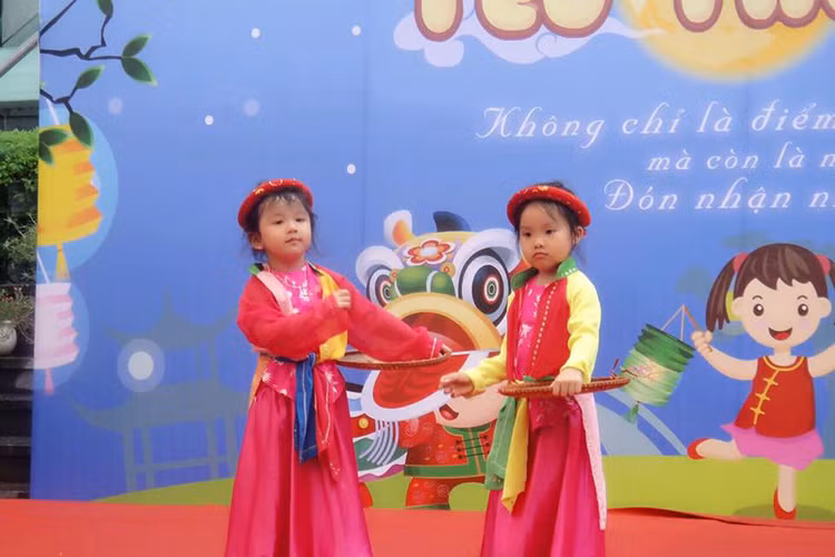 Nhóc tì nhà Jennifer Phạm tự tin múa trên sân khấu dù đây là lần đầu tiên cô nhóc biểu diễn trước hàng trăm khán giả. 