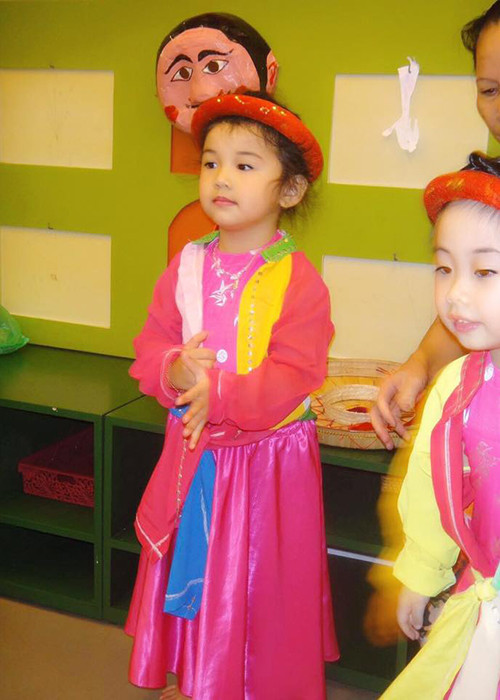 Bé Na - con gái Jennifer Phạm diện áo tứ thân khi tham gia biểu diễn văn nghệ cùng bạn bè ở trường nhân dịp trung thu. 