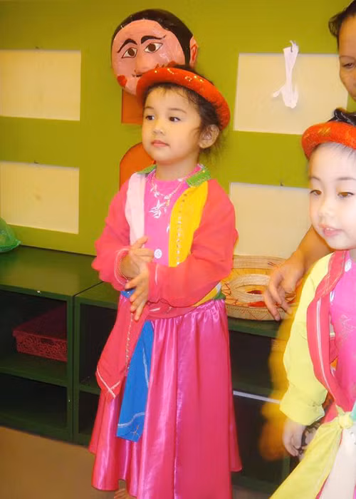 Bé Na - con gái Jennifer Phạm diện áo tứ thân khi tham gia biểu diễn văn nghệ cùng bạn bè ở trường nhân dịp trung thu. 