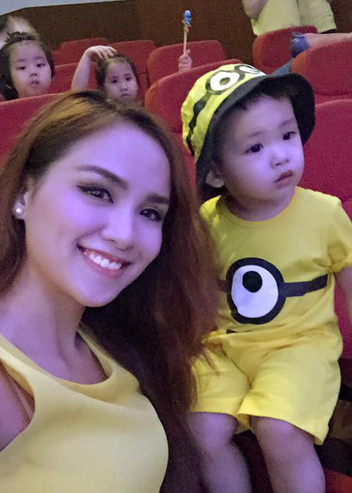 Hoa hậu Diễm Hương cùng con trai Noah vui vẻ đi tham gia một chương trình trung thu. 
