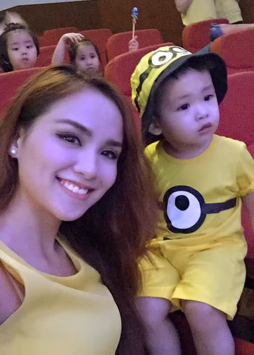 Hoa hậu Diễm Hương cùng con trai Noah vui vẻ đi tham gia một chương trình trung thu. 