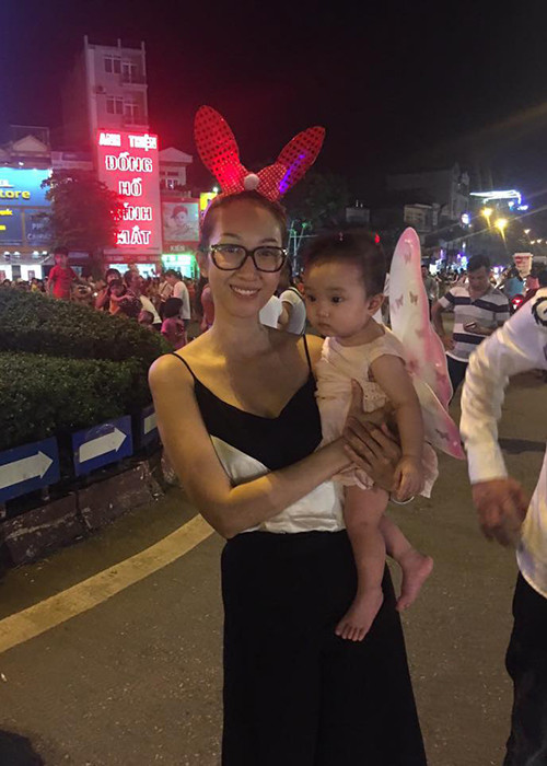 Ca sĩ Lều Phương Anh cùng con gái đầu lòng vừa có mặt ở Thái Nguyên để tận hưởng không khí Tết trung thu. 