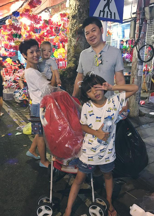 Vợ chồng ca sĩ Thái Thùy Linh vui vẻ đưa con trai và con gái đi dạo phố trung thu và sắm những món quà. 