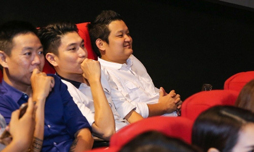 Chong dai gia tranh chup anh voi Tra My chon dong nguoi-Hinh-2