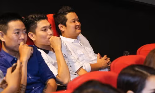 Chong dai gia tranh chup anh voi Tra My chon dong nguoi-Hinh-2