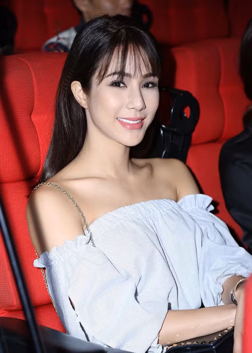 Chong dai gia tranh chup anh voi Tra My chon dong nguoi-Hinh-5