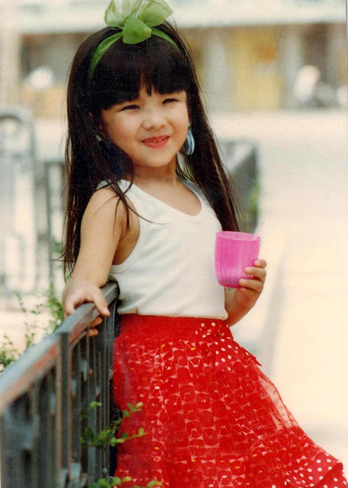 Theo lời nam nghệ sĩ, con gái lớn lên giữa lúc gia đình đang vô cùng khó khăn. Anh và vợ phải cố gắng làm việc để kiếm được hộp sữa cho con ăn vì vợ uống nhiều thuốc nên không có sữa.