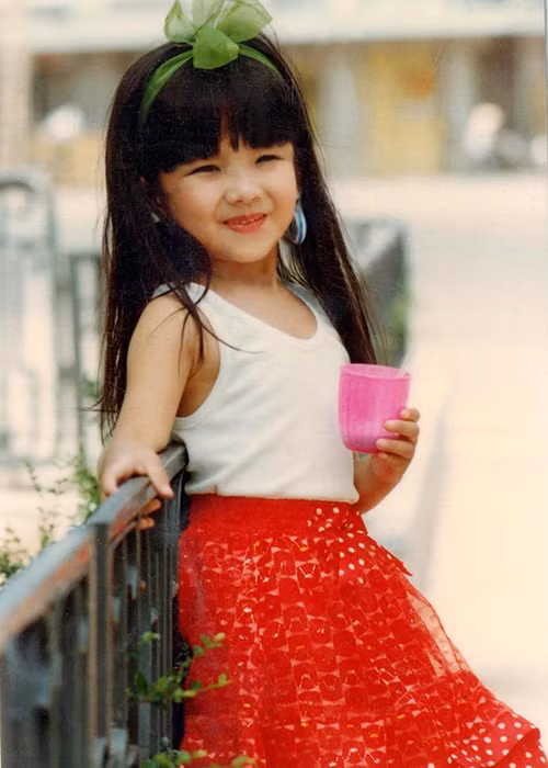 Theo lời nam nghệ sĩ, con gái lớn lên giữa lúc gia đình đang vô cùng khó khăn. Anh và vợ phải cố gắng làm việc để kiếm được hộp sữa cho con ăn vì vợ uống nhiều thuốc nên không có sữa.