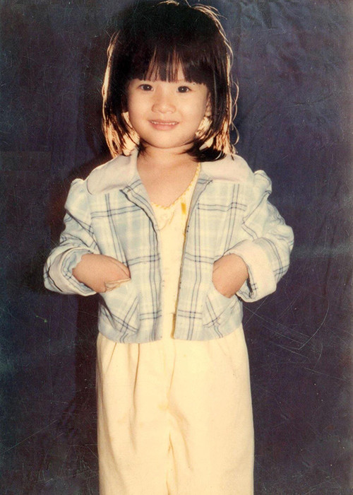 Kể về giây phút chào đón con gái, “Táo giao thông” cho hay: “Cũng ngày này, cách đây đã lâu, mẹ sinh ra con vào 00h20 phút, lúc đó bố và bà ngoại khắc khoải đứng chờ con ngoài cửa sổ”.