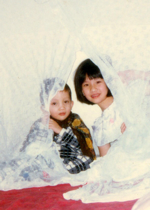 Chí Trung thương con gái từng vất vả trông em cho bố mẹ đi diễn. Thậm chí còn đi họp phụ huynh cho em vì bố mẹ đi công tác chưa về kịp.