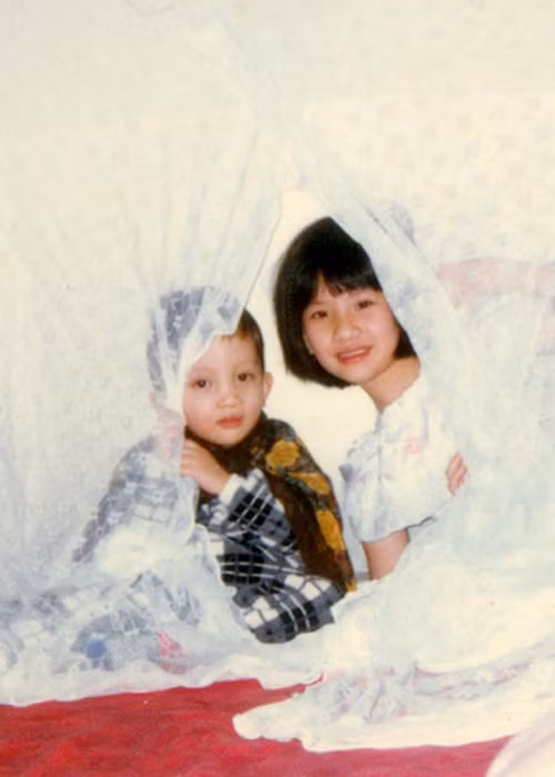 Chí Trung thương con gái từng vất vả trông em cho bố mẹ đi diễn. Thậm chí còn đi họp phụ huynh cho em vì bố mẹ đi công tác chưa về kịp.