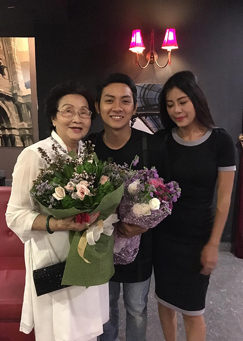 Ca sĩ Hoài Lâm - con trai nuôi của Hoài Linh cũng đến chúc mừng sinh nhật của bà nội. 