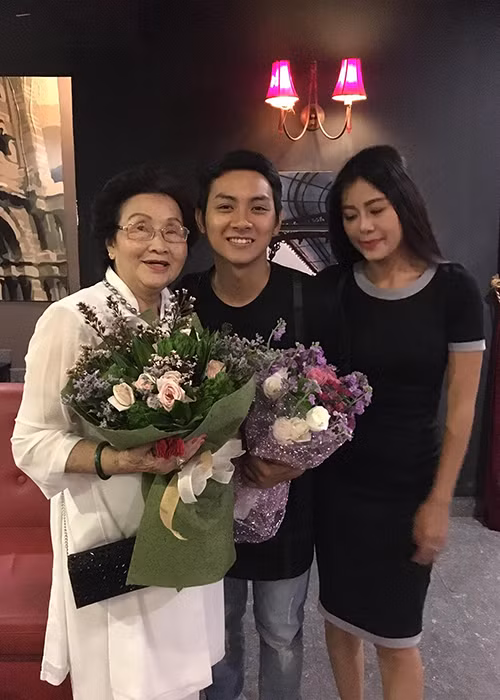 Ca sĩ Hoài Lâm - con trai nuôi của Hoài Linh cũng đến chúc mừng sinh nhật của bà nội. 