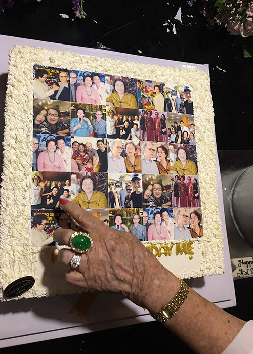 Mẹ của nghệ sĩ Hoài Linh được tặng bánh sinh nhật in hình của bà bên chồng và các con gồm 3 trai, 3 gái. 