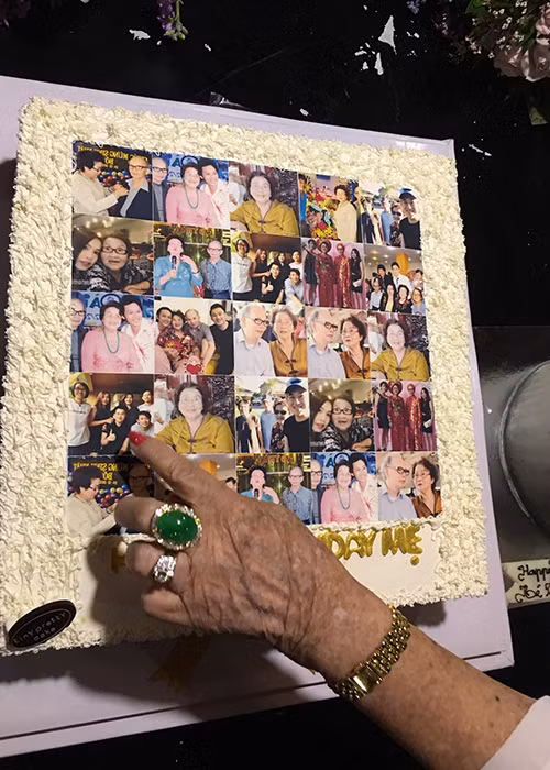 Mẹ của nghệ sĩ Hoài Linh được tặng bánh sinh nhật in hình của bà bên chồng và các con gồm 3 trai, 3 gái. 