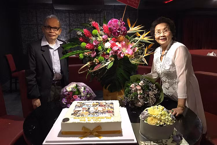 Mới đây, mẹ của danh hài Hoài Linh đã mừng sinh nhật lần thứ 78 bên chồng con. 