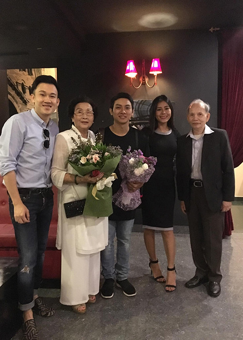 Trên trang cá nhân, ca sĩ Dương Triệu Vũ (ngoài cùng bên trái) đã chia sẻ loạt ảnh mẹ đón tuổi mới. 