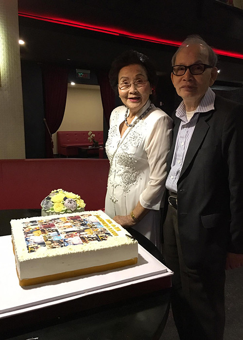 Dù đã ở độ tuổi U80 nhưng mẹ của nam danh hài vẫn khiến nhiều người bất ngờ với vẻ trẻ trung, quý phái. 