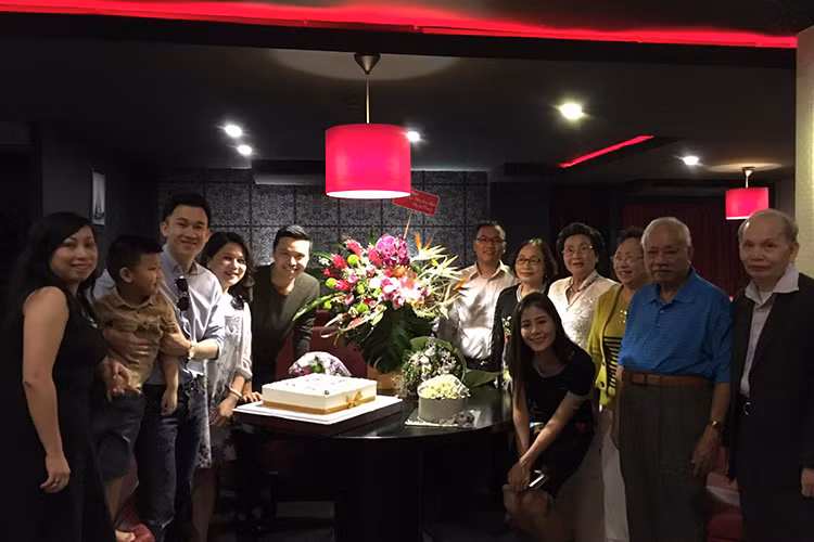 Được biết, bố mẹ Hoài Linh vẫn đang định cư ở Mỹ. Gần đây, họ trở về Việt Nam để dự lễ khánh thành nhà thờ Tổ nghiệp do Hoài Linh xây dựng.