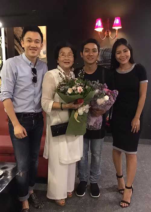 Dương Triệu Vũ còn viết: “Ngày xưa 78 tuổi là thượng thọ rồi nhưng mẹ trẻ hoài nên gọi là sinh nhật”. 